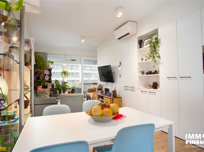 Découvrez cette élégante résidence assistée dans le projet Zuidburg, idéalement située entre la Vaartstraat et la Zuidburgweg à Veurne. Ce logement au