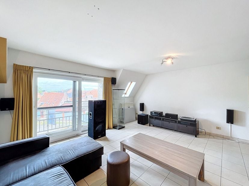 Dit energiezuinig appartement is gelegen in het centrum van het rustige Ursel, doch zeer centraal.&lt;br /&gt;
Vlotte bereikbaarheid naar de E40 (Aalter) en