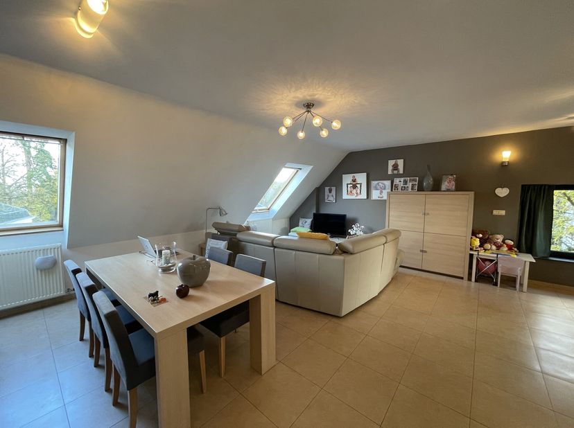 LEDE - Ruim, lichtrijk duplexappartement vlakbij de dorpskern.&lt;br /&gt;
Inschrijven voor het geplande bezoekmoment kan via de website =&amp;gt; www.immoderas