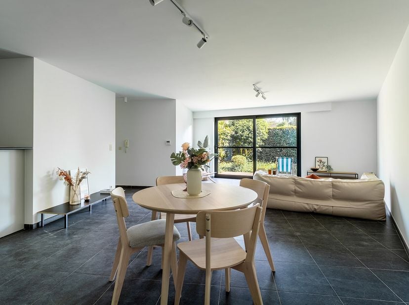In een kleinschalig en goed onderhouden gebouw vinden we dit 3 slaapkamer appartement met zuidelijke tuin in een rustige buurt.&lt;br /&gt;
We komen via de