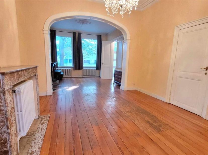 Maison de caractère située dans un quartier calme, verdoyant et recherché, non loin de la gare avec du parking aisé.&lt;br /&gt;
Cette demeure offre un conf