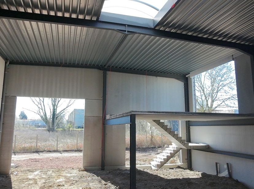 Nieuwbouw kmo unit, in project dat omvat 14 kmo gebouwen met oppervlaktes tussen 180m² en 252m². Volgens het gewestplan gelegen in zone voor ambachtel