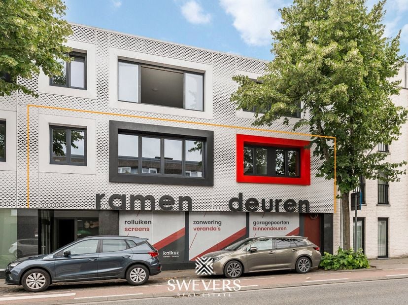 Voor meer info en fotos, surf naar www.swevers.be  In het hart van Heppen, op Dorpsstraat 14, vind je dit stijlvol gerenoveerd huurappartement. Gelege