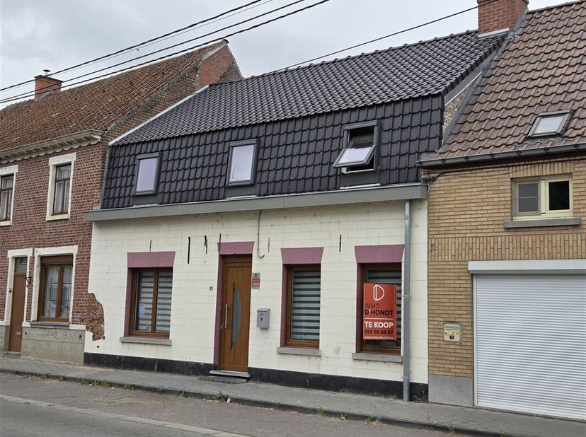Bienvenue dans cette charmante maison de 209 m² à Frasnes-Les-Anvaing. &lt;br /&gt;
Aménagement : &lt;br /&gt;
Rez-de-chaussée : hall d&#039;entrée, grand salon, salle