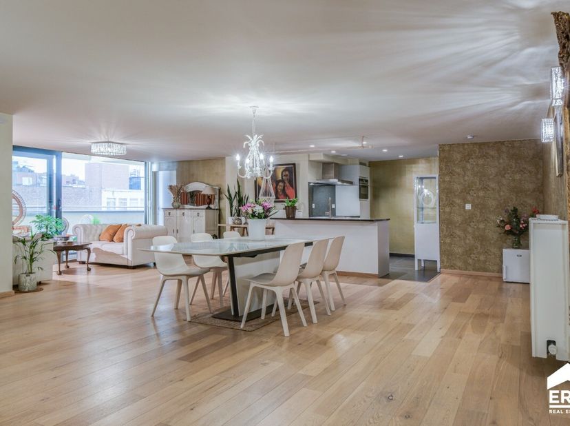 Energiezuinig (EPC label A) én ruim appartement met 3 slaapkamers, zon-gericht terras op een exclusieve locatie in hartje Hasselt. Voor meer informati