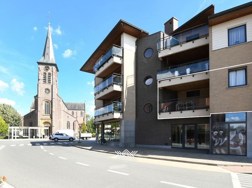 Dit instapklare appartement met een bewoonbare oppervlakte van 77 m² bevindt zich op de eerste verdieping van residentie Forum 3-4 op slechts 100 mete