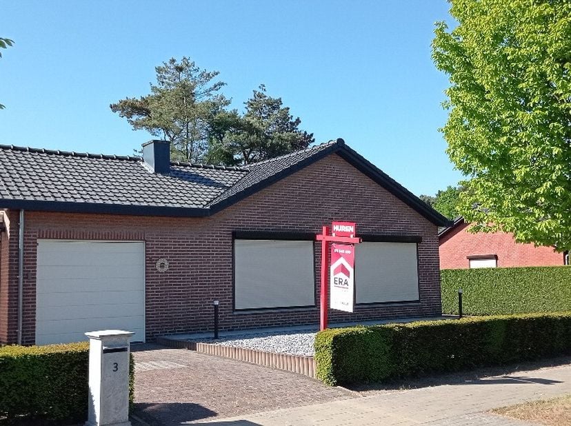 Mooie gelijkvloerse woning te huur te Pelt: Indeling: inkomhal, woonkamer, keuken, nachthal, toilet, 3 slaapkamers, badkamer, verandaInpandige garageR