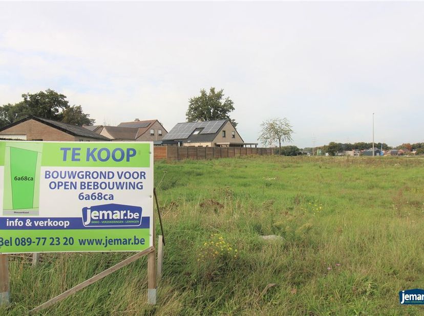 Deze bouwgrond voor OB ligt op de rand van de stadskern van Bree. U heeft een vlotte verbinding met Bree centrum en omliggende gemeentes. Scholen, win