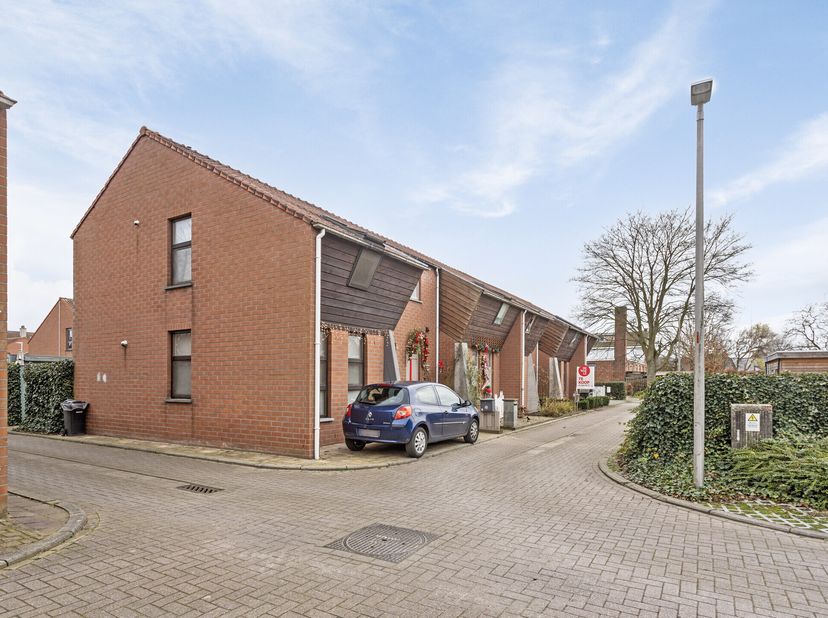 Via de inkomhal betreed je de woning. De inkomhal op tegelvloer beschikt over bergruimte onder de trap en geeft toegang tot een berging (ca. 2m²) en e