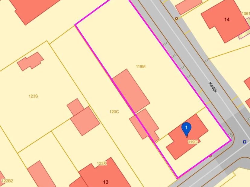 Ruim perceel (14a44) met een te renoveren woning met 4 slaapkamers.&lt;br /&gt;
Indeling woning:&lt;br /&gt;
Gelijkvloers: inkomhal, slaapkamer, woonkamer, keuken