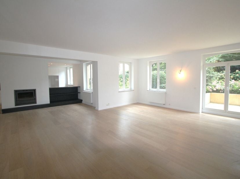 Dans lélégante et piétonne Rue Jean Stas, au cur dun quartier prisé à proximité immédiate de toutes les commodités, découvrez ce superbe appartement r