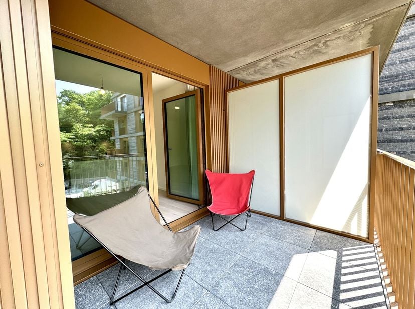 En exclusivité chez Victoire-Junot, ce superbe appartement de 90 m² vous accueille au sein du prestigieux site Souverain 23, dans lemblématique domain