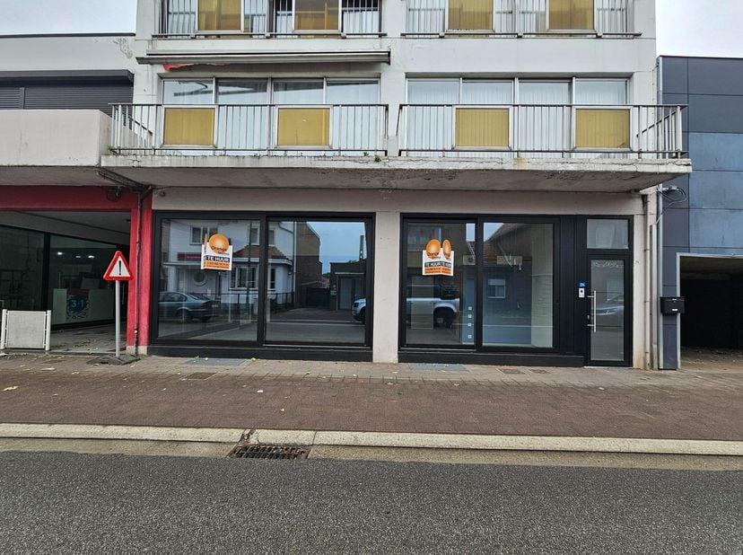 Commerciële ruimte te huur in het centrum van Maasmechelen, bij het winkelcentrum Maasland shopping en vlakbij de Rijksweg. &lt;br /&gt;
Het pand beschikt o