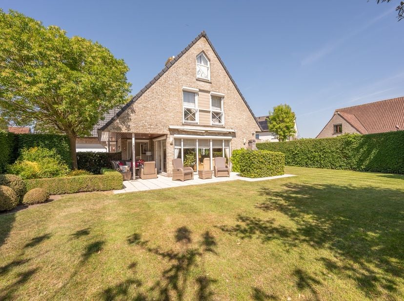Charmante alleenstaande woning op een terrein van 842m², in een rustige residentiële omgeving aan de rand van Knokke. Indeling: ruime inkomhal met ves