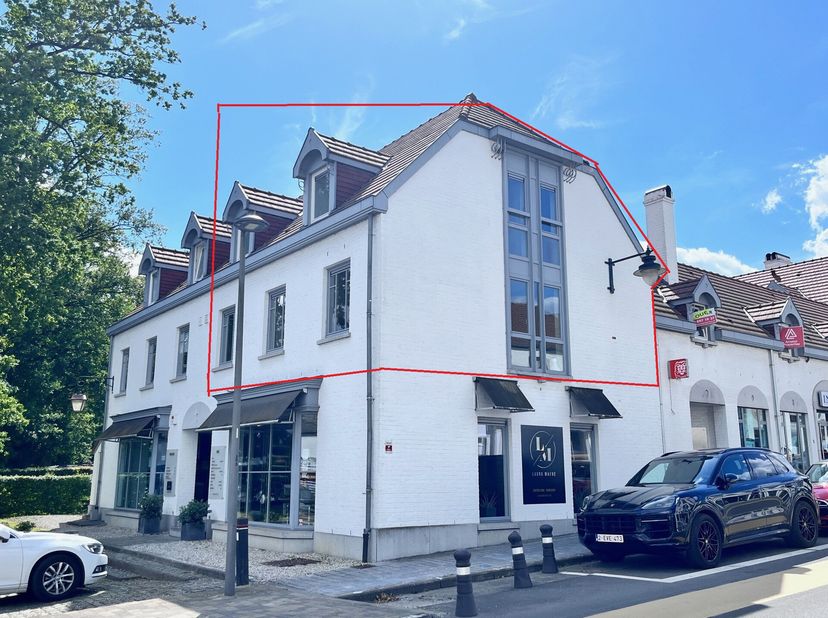 Situation et informations généralesSituation : En plein coeur de Lasne, au dessus de l&#039;agence ING en plein centre du village à quelques pas du boulang