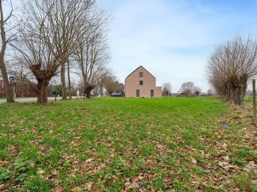 Op zoek naar een prachtig gelegen hoekperceel te Buggenhout? Dan kan deze villagrond gelegen op een centrale locatie, met een uitstekende verbinding n