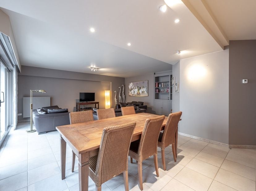 A LOUER: bel appartement meublé avec 4 chambres à quelques pas de la mer et l&#039;avenue Dumortier!&lt;br /&gt;
Composition: hall d&#039;entrée avec vestiaire et toi
