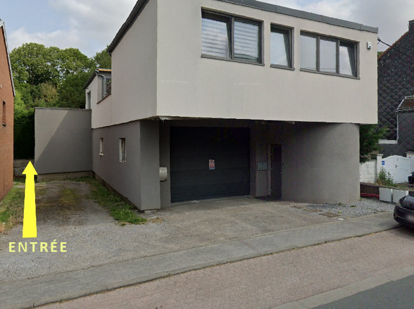 Garage fermé à Louer  !&lt;br /&gt;
Situé à la Rue Jules Boulvin, 8 à Roux, Ce garage est idéal pour un stockage sécurisé ou pour plusieurs véhicules.&lt;br /&gt;