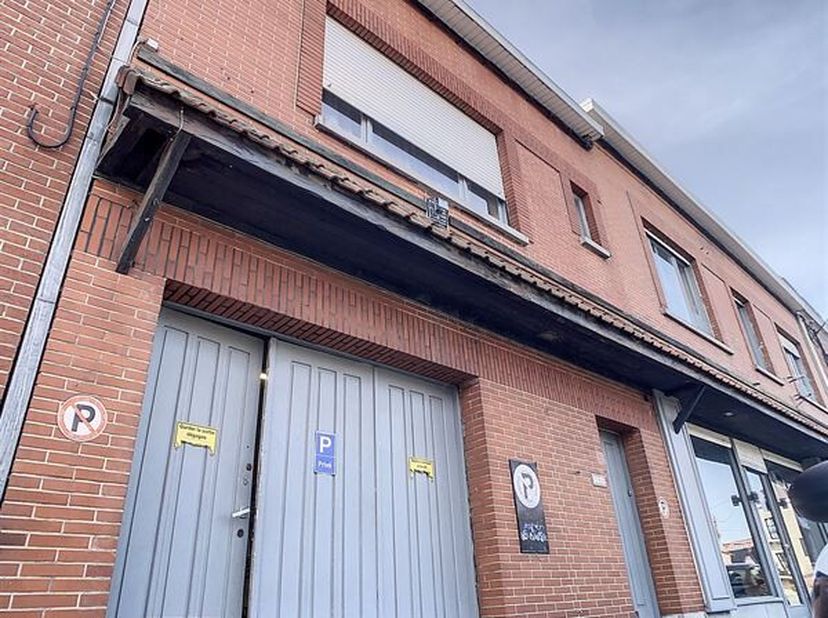 Située à Herseaux ballons, cette maison type Bel-Etage à rénover se compose : &lt;br /&gt;
Au rez de chaussée, un grand garage pouvant contenir 2 à 3 voitur