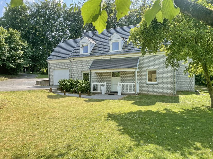 Une propriété située en terrain de fond, au grand calme et qui offre une vue dégagée et imprenable sur la campagne brabançonne: c&#039;est une description