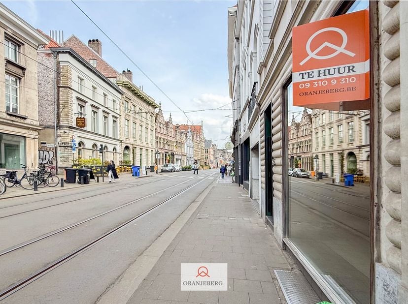 Gelegen in het eerste deel van de populaire Burgstraat in Gent, bieden wij dit commerciële pand te huur aan. Met veel potentieel voor verschillende on