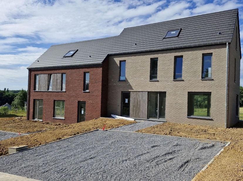VEDRIN - In een nieuwe, rustige wijk dicht bij alle voorzieningen, NIEUWE woning van 175 m² (4bed/1bath/1sdd) met 3 gevels, terras en mooie tuin. Verd