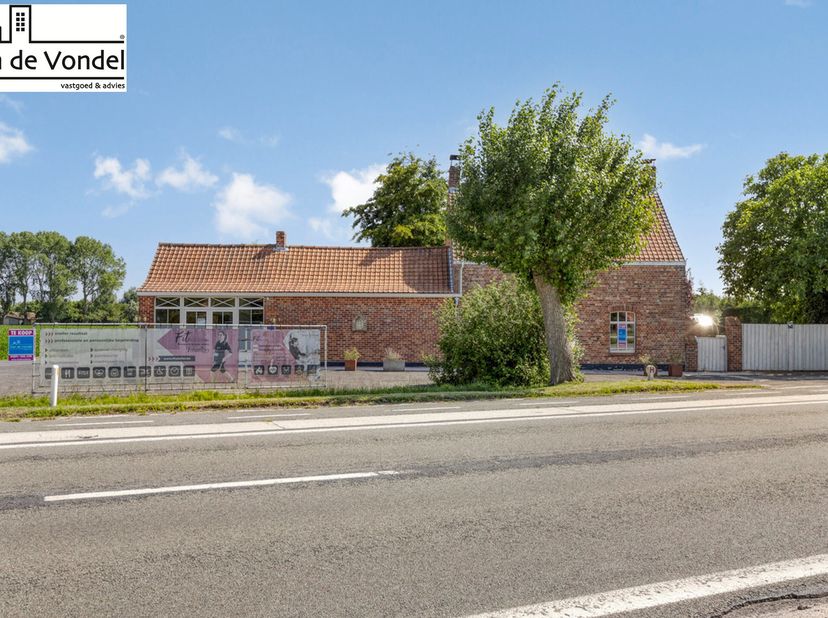 100% Instapklare én energiezuinige eigendom! Deze karaktervolle landelijke woning op een perceel van 2042 m² ligt in een oase van rust nabij Veurne, O