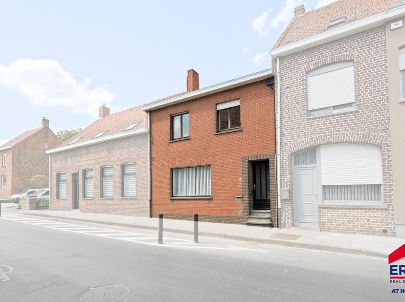 Maison prête à vivre avec 4 chambres à coucher et jardin orienté sud à NieuwkerkeCette maison prête à l&#039;emploi et étonnamment spacieuse est située au