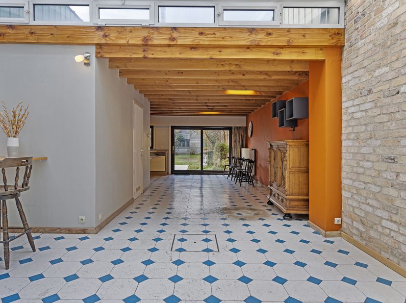 Welkom in deze instapklare stadswoning in het hart van Roeselare, waar ruimte en comfort centraal staan! Met 4 slaapkamers, een lichtrijke leefruimte