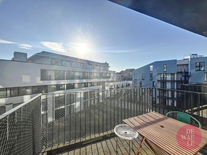 Appartement de 2 chambres à louer avec une grande terrasse dans le quartier Dansaert, au bord du canal de Bruxelles. Il fait bon vivre dans ce quartie
