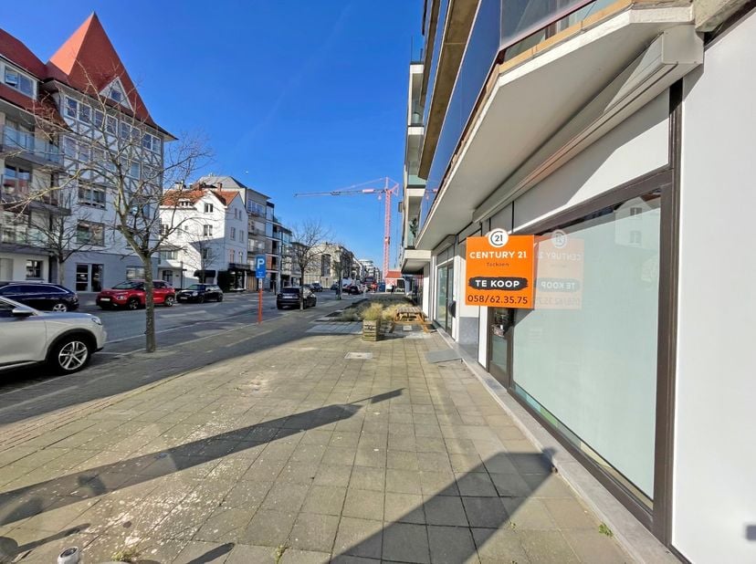 Gunstig gelegen handelspand geschikt voor verschillende doeleinden.  Gelegen nabij het centrum van Sint-Idesbald. Ref. Idylle HP