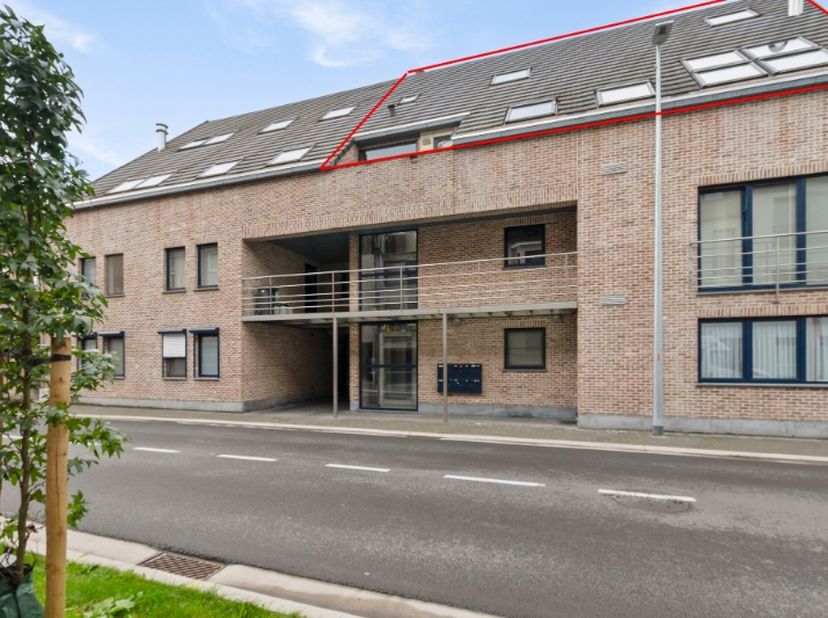 Deze eigendom geeft meteen een adembenemend gevoel bij het betreden van het appartement door de open ruimte tot in de nok, de speelse indeling en de l