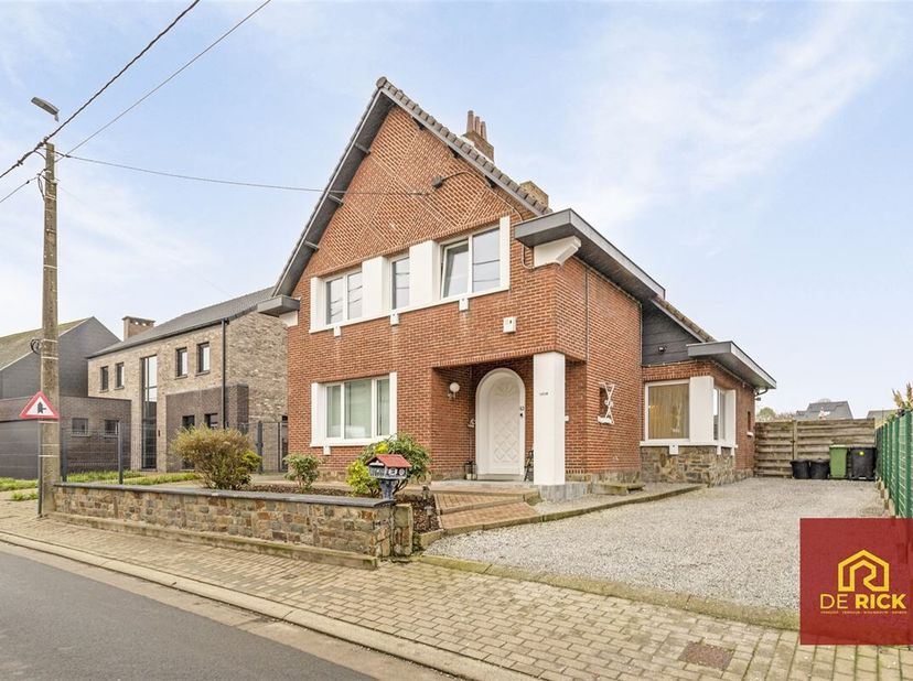 Deze prachtige villa is ideaal gelegen nabij winkels, supermarkten en het op- en afrittencomplex van Affligem, met een vlotte verbinding tussen Brusse