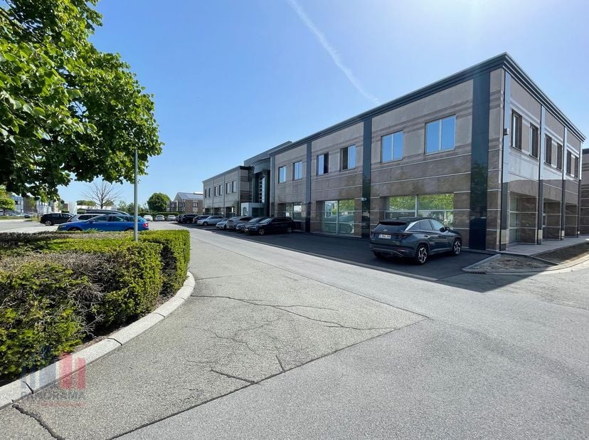 Deze multifunctionele ruimte biedt tal van mogelijkheden, of het nu gaat om opslag, showroom of kantoorruimte. Met oppervlaktes van 363 m² tot 704 m²,
