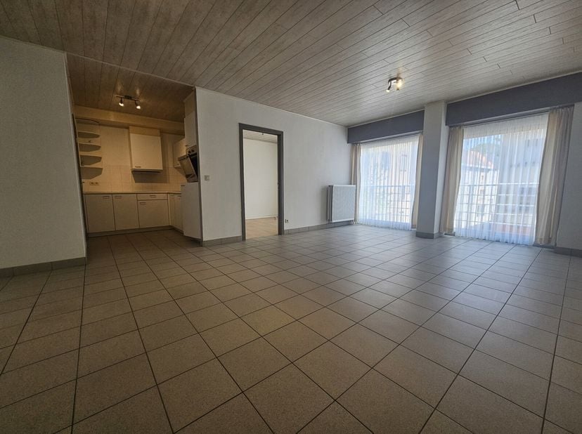 Recent en instapklaar appartement op de 1ste verdieping en bestaande uit inkomhal met apart toilet, ruime lichtrijke living met open geïnstalleerde ke
