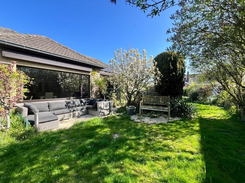 Bijzonder mooie woning met een inpandige garage en een verzorgde tuin te Moerkerke (Sint-Rita), gemeente Damme. Een veilige en kindvriendelijke omgevi