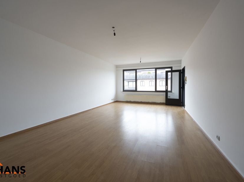 Dit appartement met conformiteitsattest bevindt zich op de derde verdieping zonder lift.&lt;br /&gt;
Indeling: inkomhal met vestiairekast; apart toilet; bad