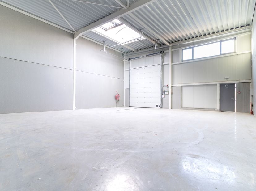 Espace entrepôt NEUF totalisant 168 m² de stockage &amp;amp; atelier idéalement situé à Rhisnes (Namur Nord - Suarlée) à deux pas de la E42 (sortie 12). L