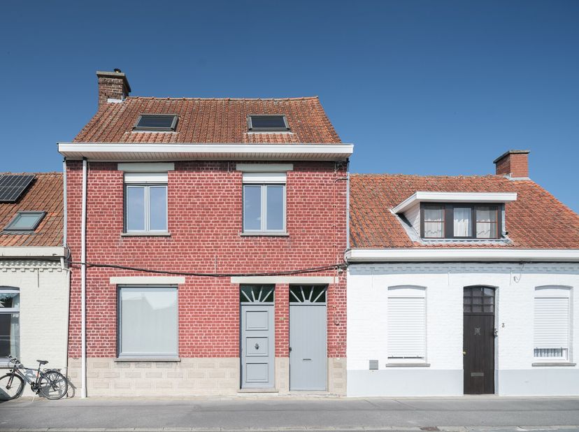 In een rustige doodlopende straat, Strobantsreke 4 te Gullegem, treffen we een instapklare woning aan, met daar recht tegenover een garagebox die apar