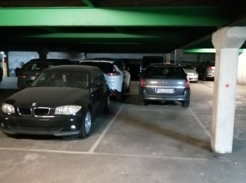 Staanplaats te huur,  70 €  in een droge en afgesloten garage. Aan de straatkant een electrische poort. Gemakkelijk in en uitrijden. Het betreft een z