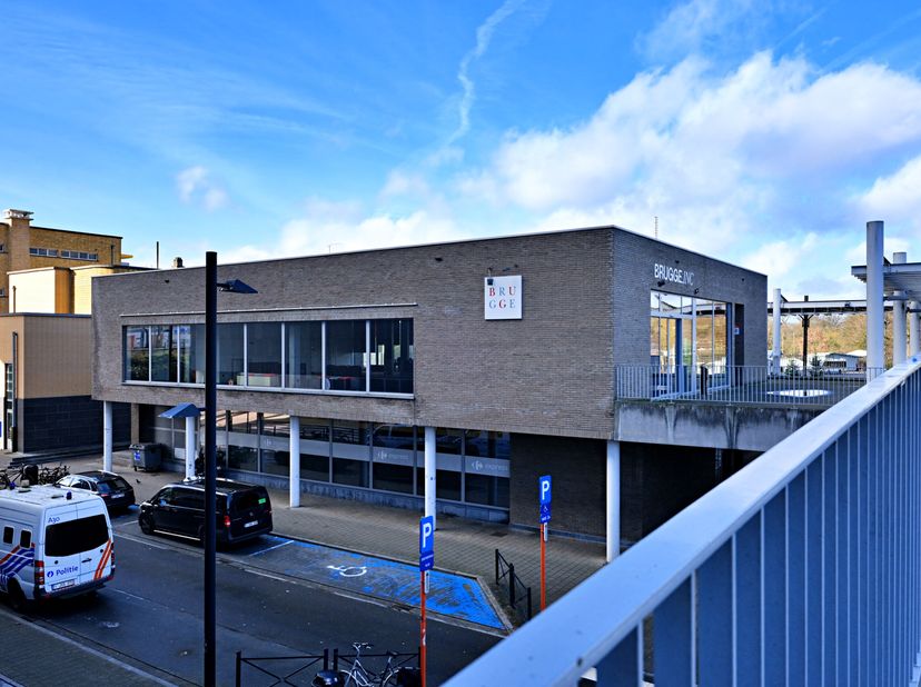 Top handelspand te koop op het Stationsplein van Brugge. &lt;br /&gt;
Oppervlakte: 460 m²&lt;br /&gt;
Schitterende visibiliteit van op het Stationsplein, gelegen