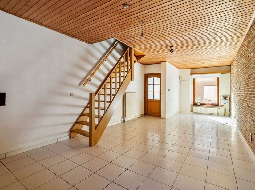 Deze gesloten bebouwing heeft een praktische indeling met veel licht. De woning bestaat uit een leefruimte met open keuken, twee slaapkamers en een ve