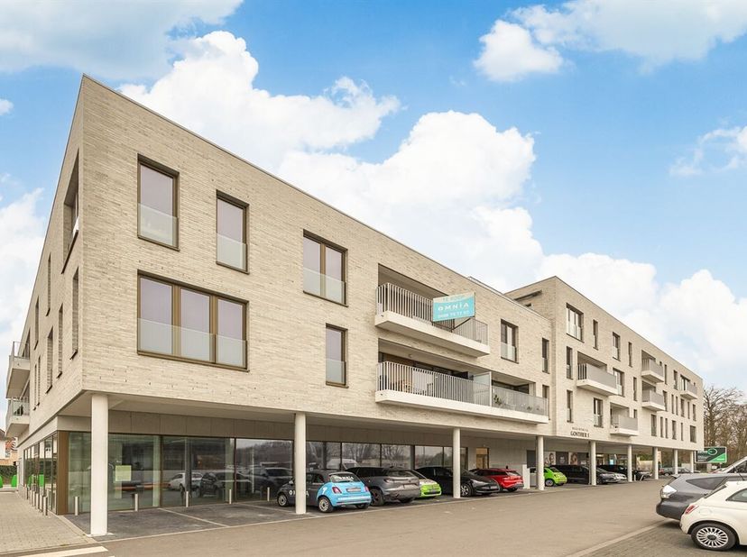Het appartement is gelegen langs de Koningin Astridlaan en bevindt zich in de gekende residentie Gonthier.&lt;br /&gt;
De appartementen omarmen een groene d