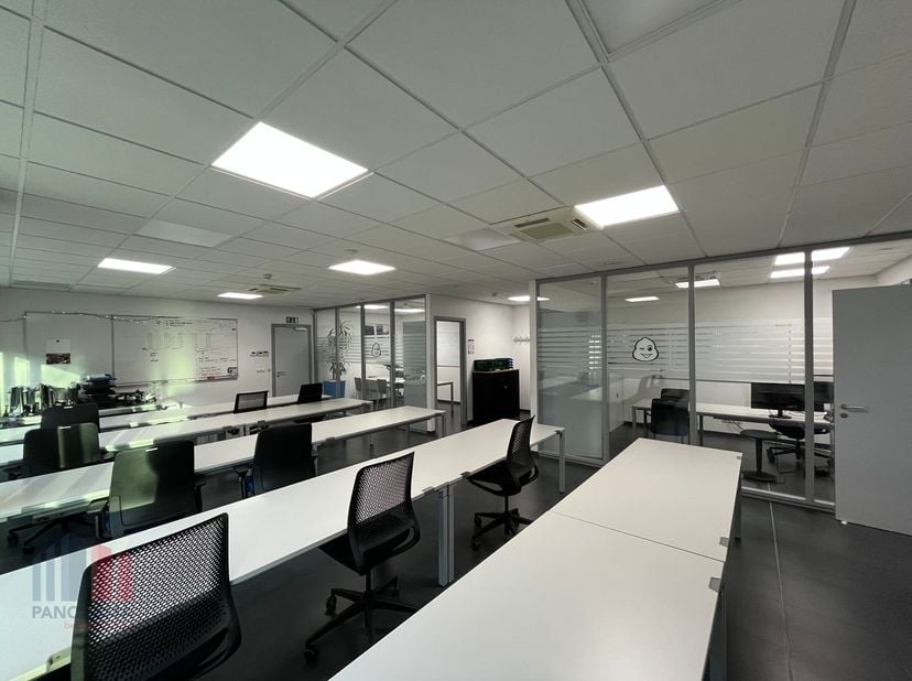 Dit veelzijdige kantoorgebouw van 505 m² biedt een ideale werkomgeving dankzij een combinatie van functionaliteit en bereikbaarheid. De ingedeelde kan