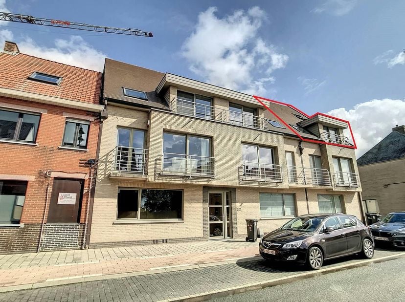 Appartement en duplex avec 2 chambres et garage à louer à Sijsele. L&#039;appartement est situé à proximité des commerces, des transports en commun, des éc