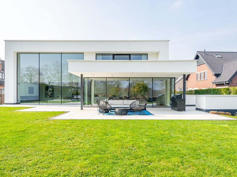 Deze vrijstaande luxe villa is gelegen in een groene en rustige omgeving aan de rand van het natuurgebied &#039;Hochter Bampd&#039;. De moderne stijl van de won