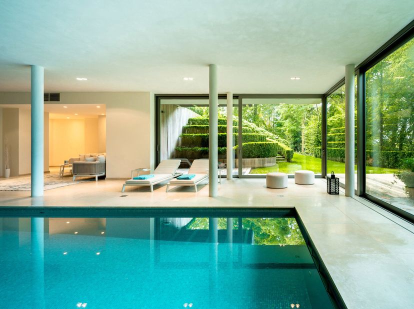 Idéalement situé au cur du quartier verdoyant de l&#039;Observatoire d&#039;Uccle, villa contemporaine construite par l&#039;architecte Serra di Migni , entièrement