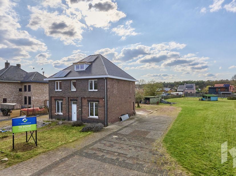Gedeeltelijk, gerenoveerde woning (205 m²) met 3 slaapkamers, 2 badkamers en een ruime zolder op een mooi perceel van 2325 m².&lt;br /&gt;
De structurele re