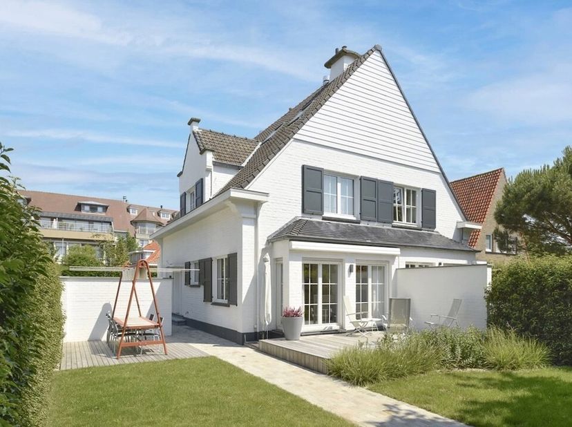 Gezellige villa in een paadje op een zeer centrale ligging, net naast het commerciële centrum van Knokke en op wandelafstand van de zee.&lt;br /&gt;
Indelin