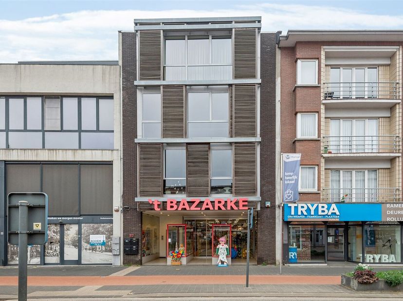 Prachtig appartement (110m²) voorzien van twee slaapkamers en riant terras (13m²) op centrale ligging te Mortsel biedt tal van mogelijkheden.&lt;br /&gt;
Li